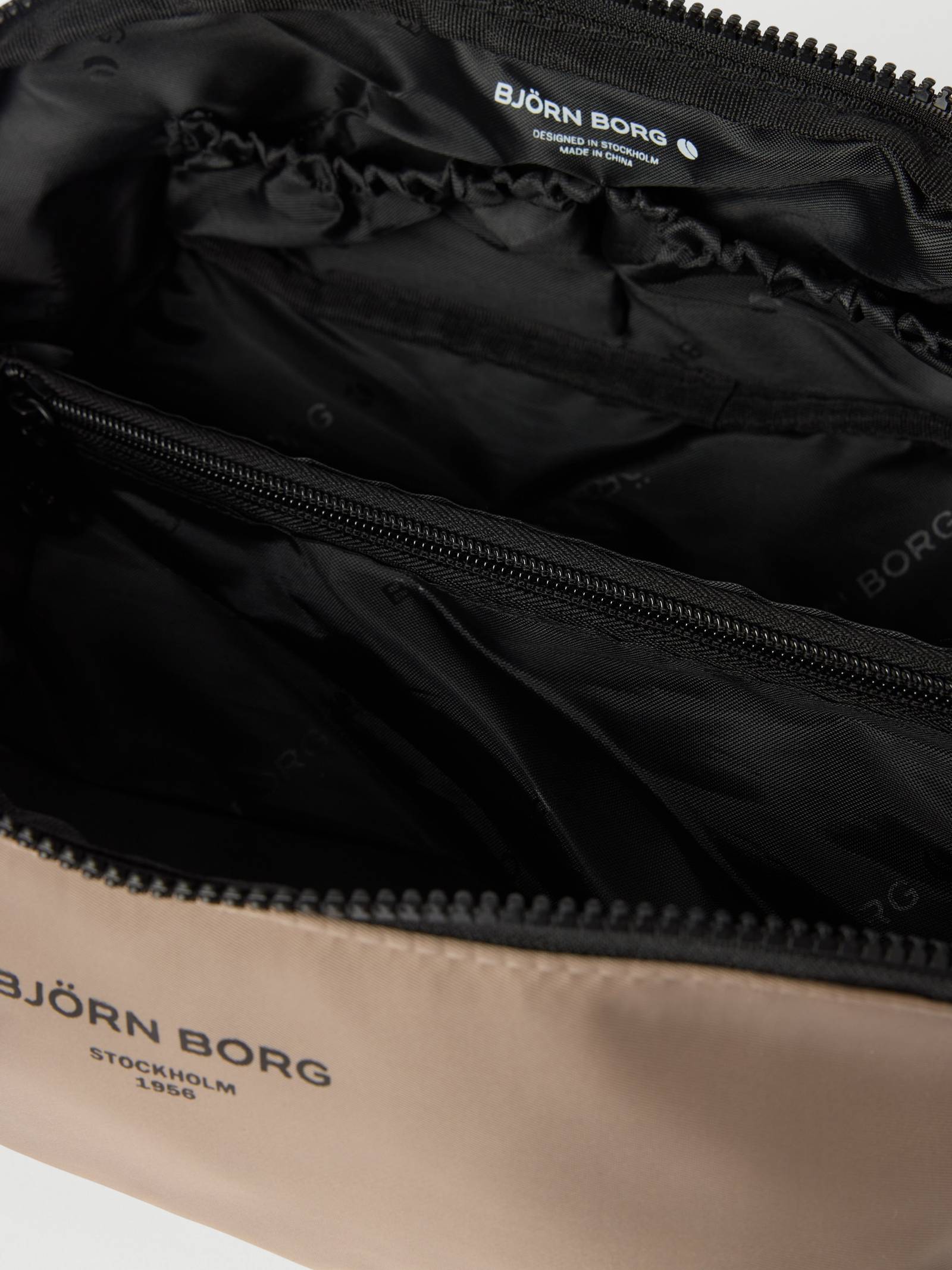 Borg  Daily Wash Bag image 2