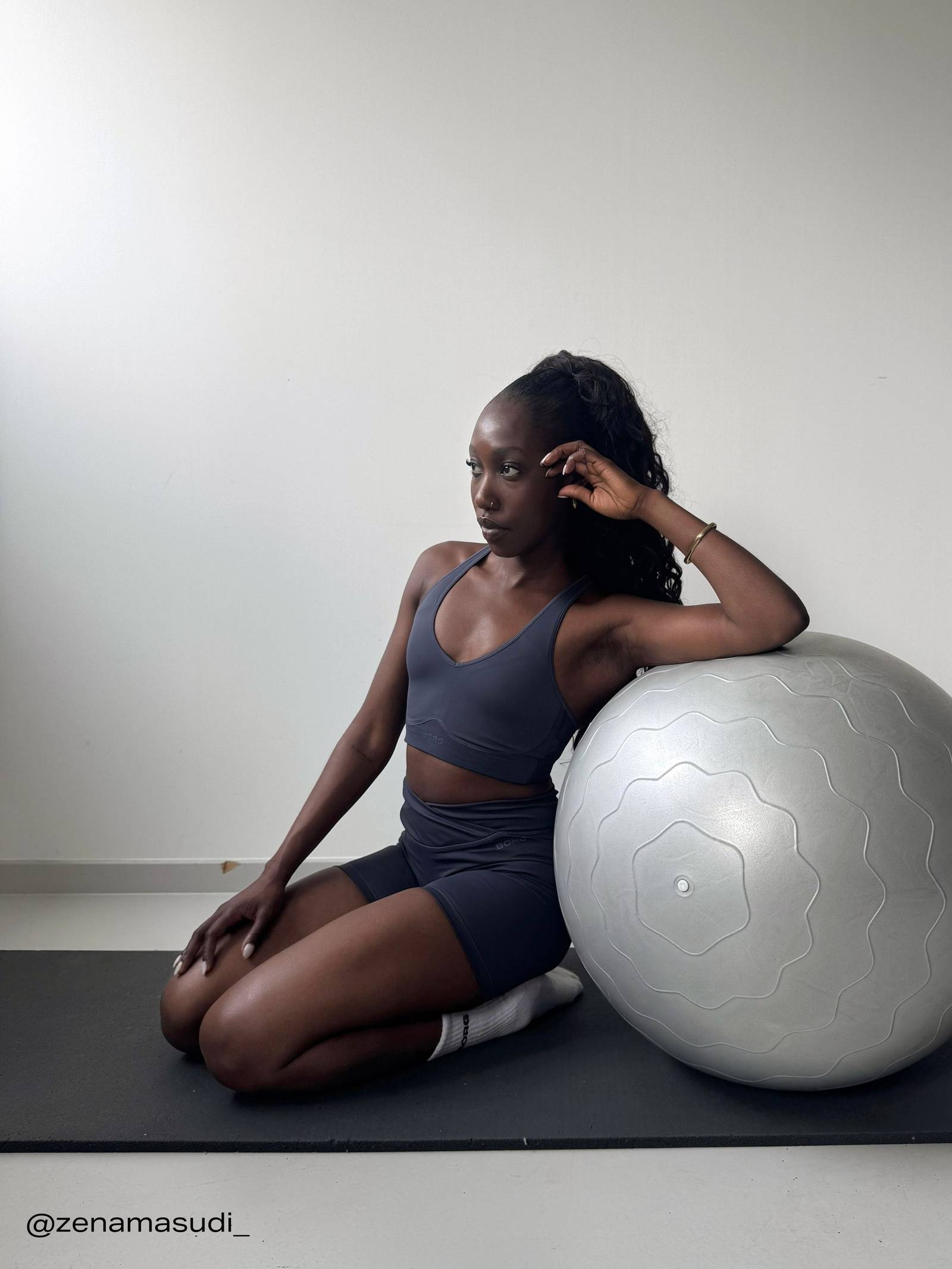 Borg Mid V Support Sports Bra image 2