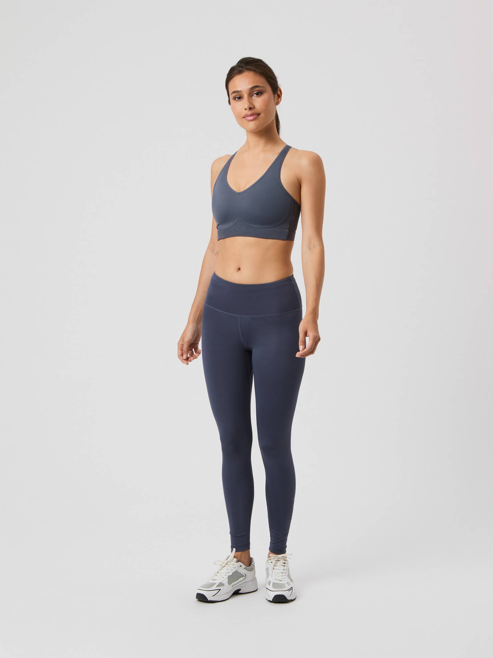 Borg Mid V Support Sports Bra image 4