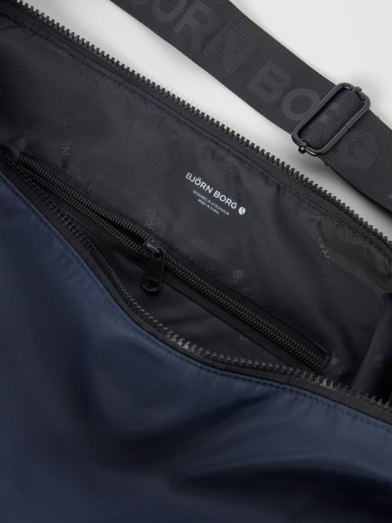 Borg Classic Shoulder Bag 13L image 3