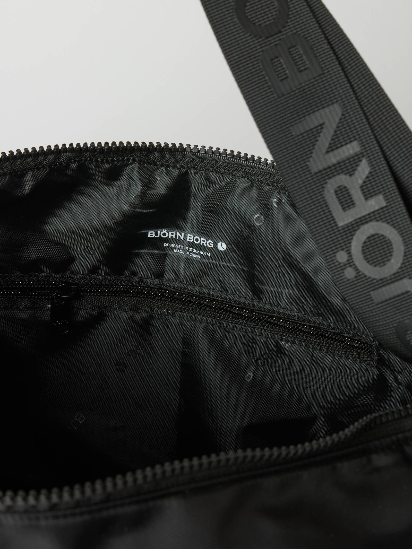 Borg Classic Shoulder Bag 13L image 3