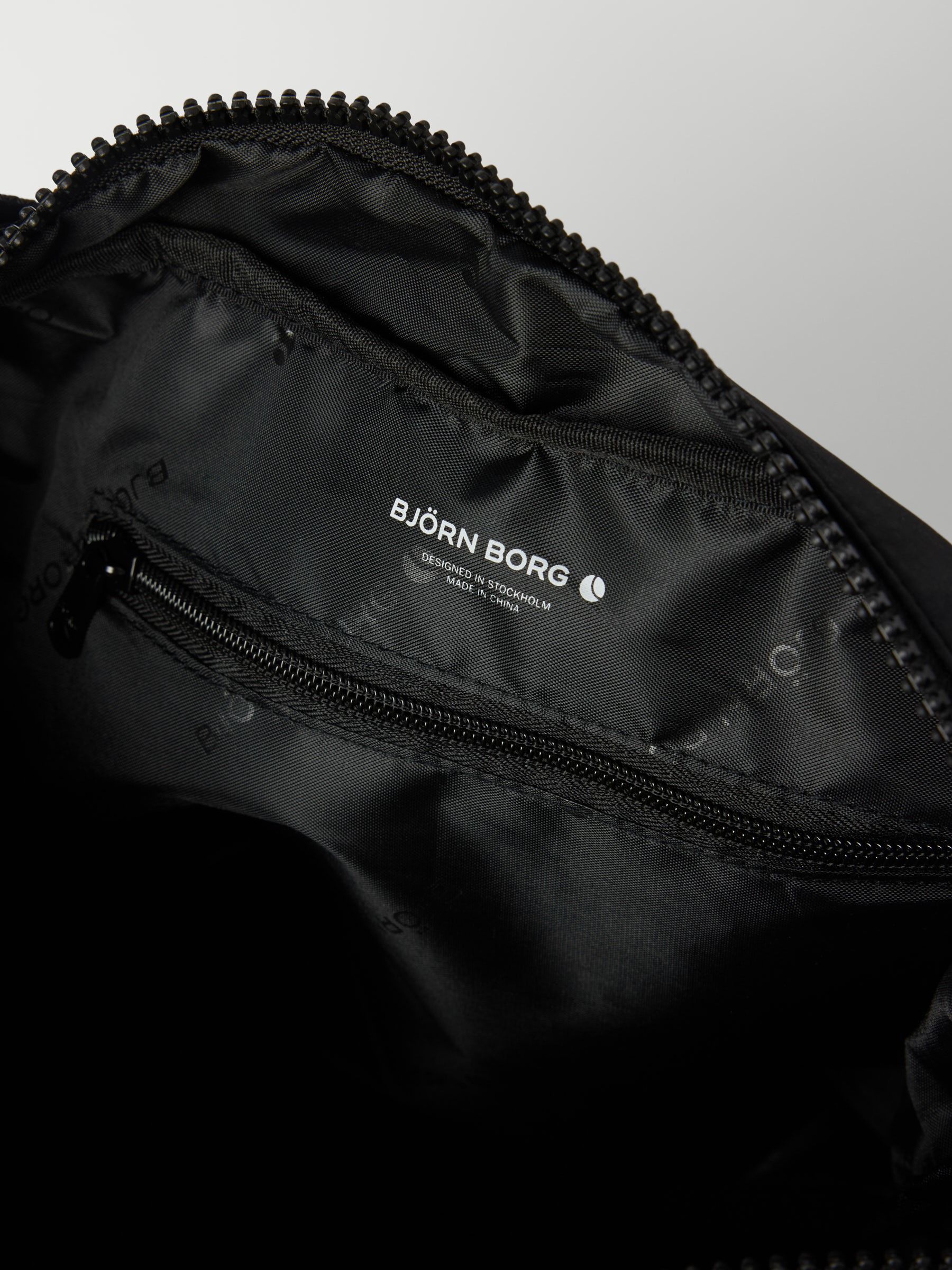 Studio Shoulder Bag 18L - Unisex - Black Beauty | Björn Borg