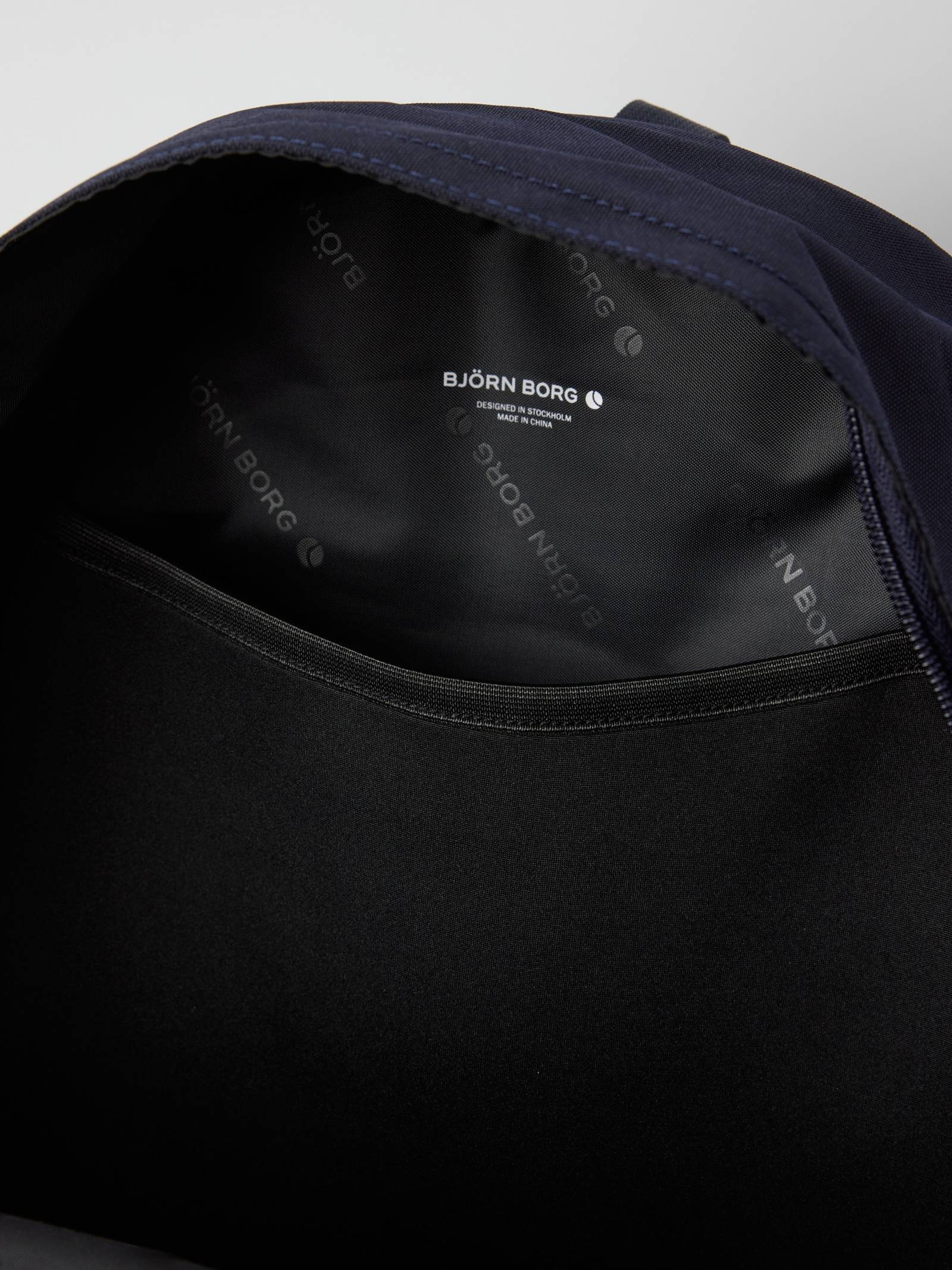 Core Street Backpack 26L image 4